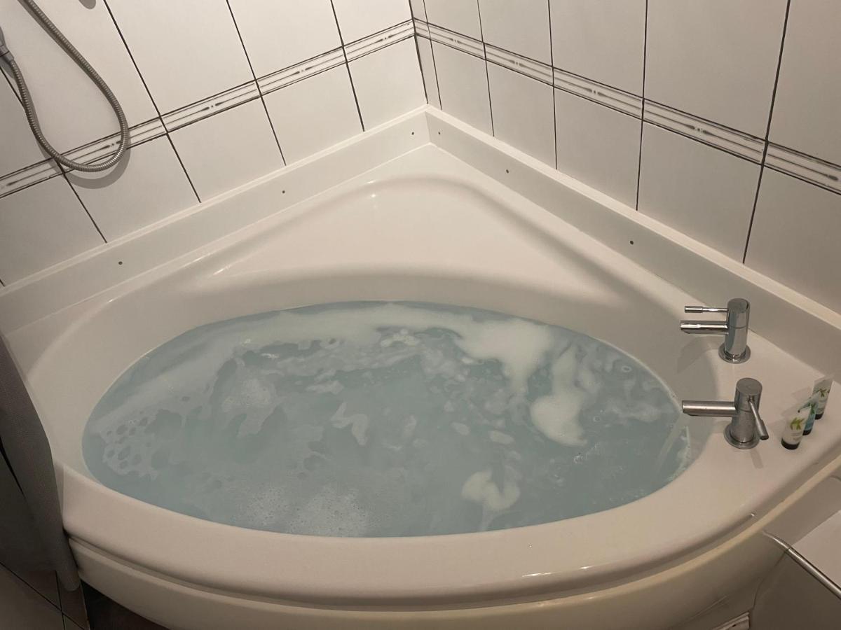 2 Bedrooms Entire Apartment Self Check In Kelty エクステリア 写真