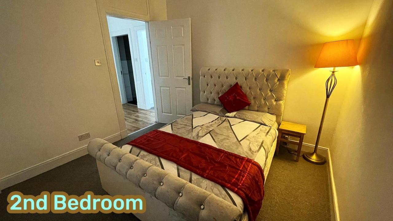 2 Bedrooms Entire Apartment Self Check In Kelty エクステリア 写真