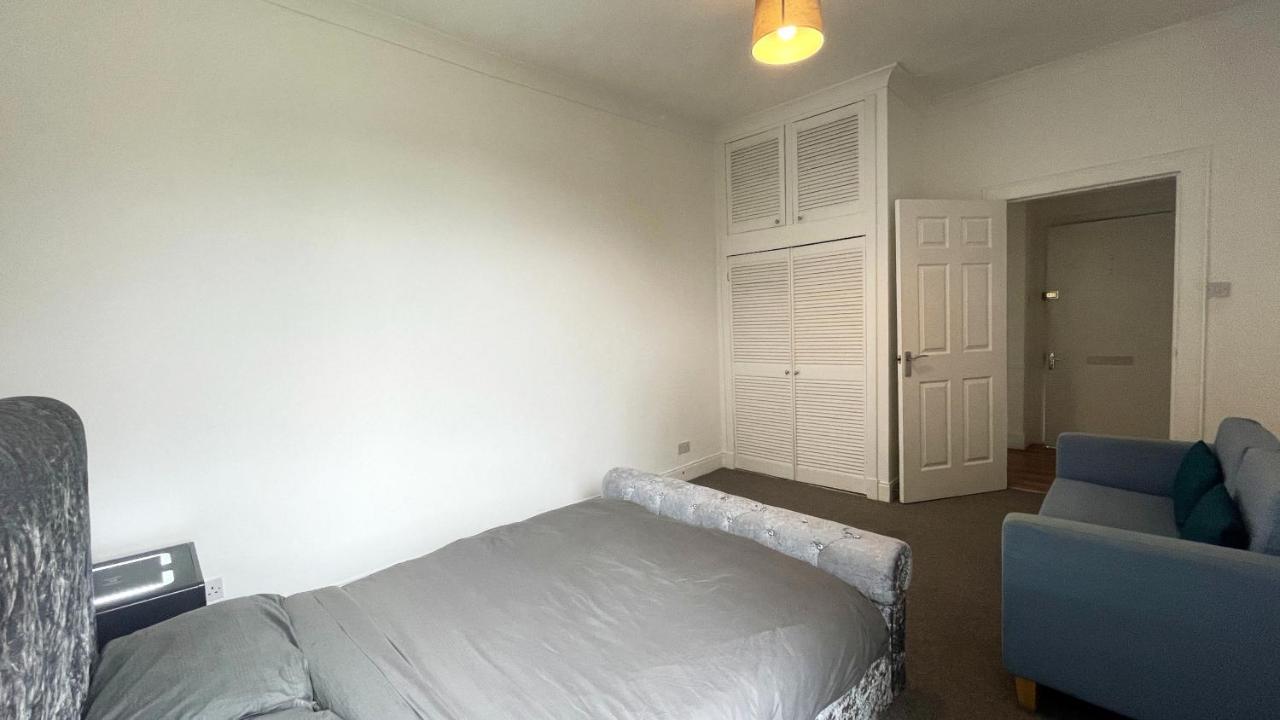 2 Bedrooms Entire Apartment Self Check In Kelty エクステリア 写真