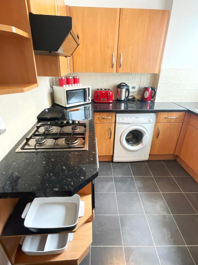 2 Bedrooms Entire Apartment Self Check In Kelty エクステリア 写真