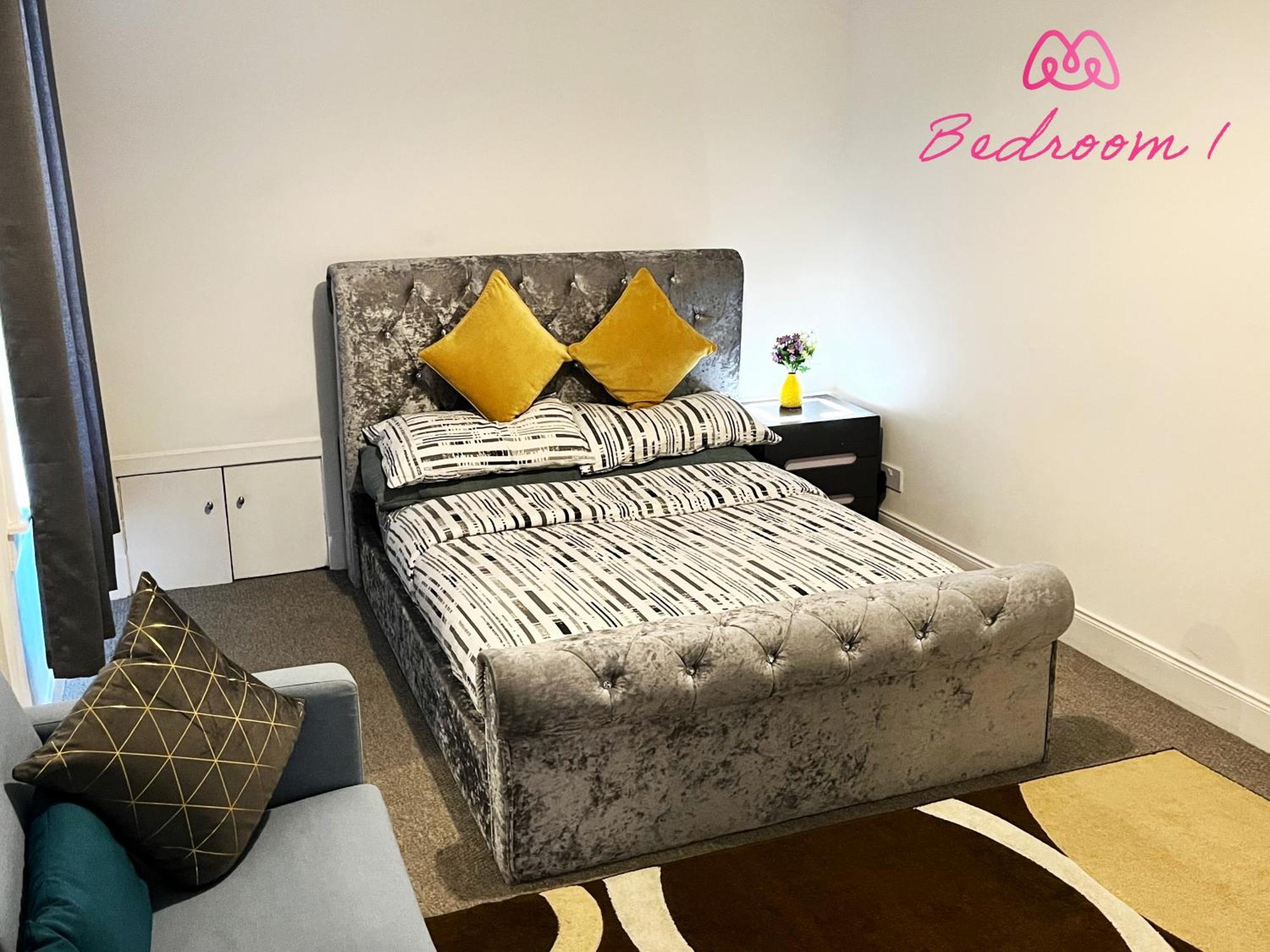 2 Bedrooms Entire Apartment Self Check In Kelty エクステリア 写真
