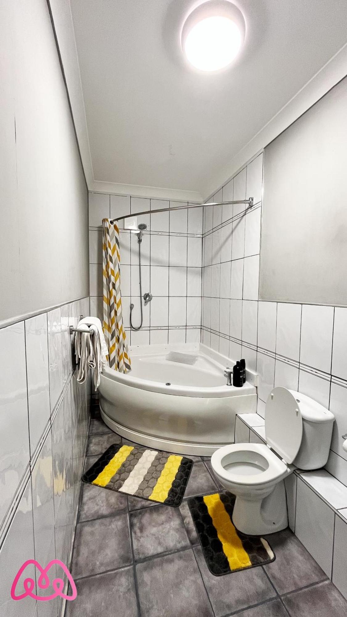 2 Bedrooms Entire Apartment Self Check In Kelty エクステリア 写真