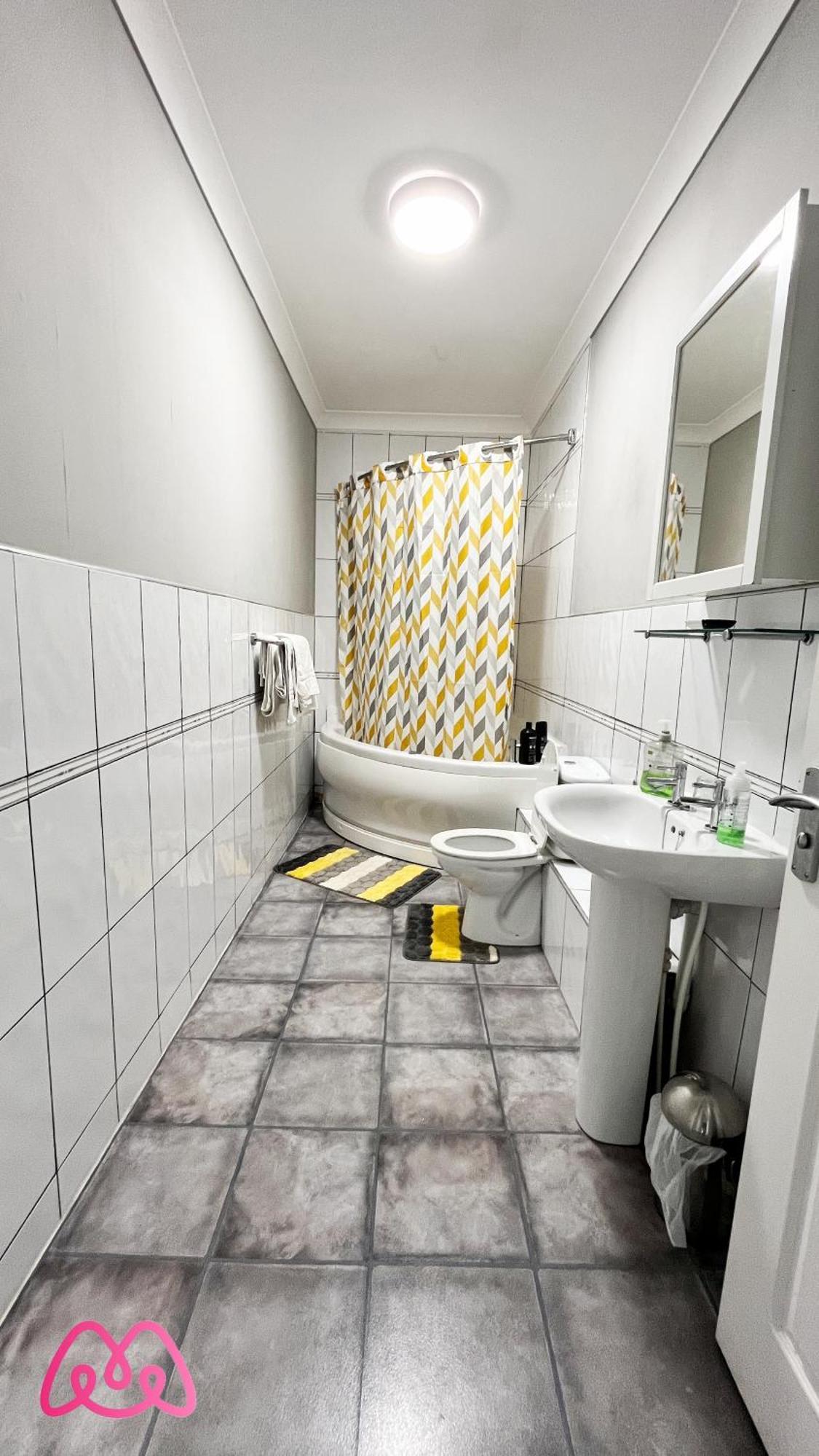2 Bedrooms Entire Apartment Self Check In Kelty エクステリア 写真