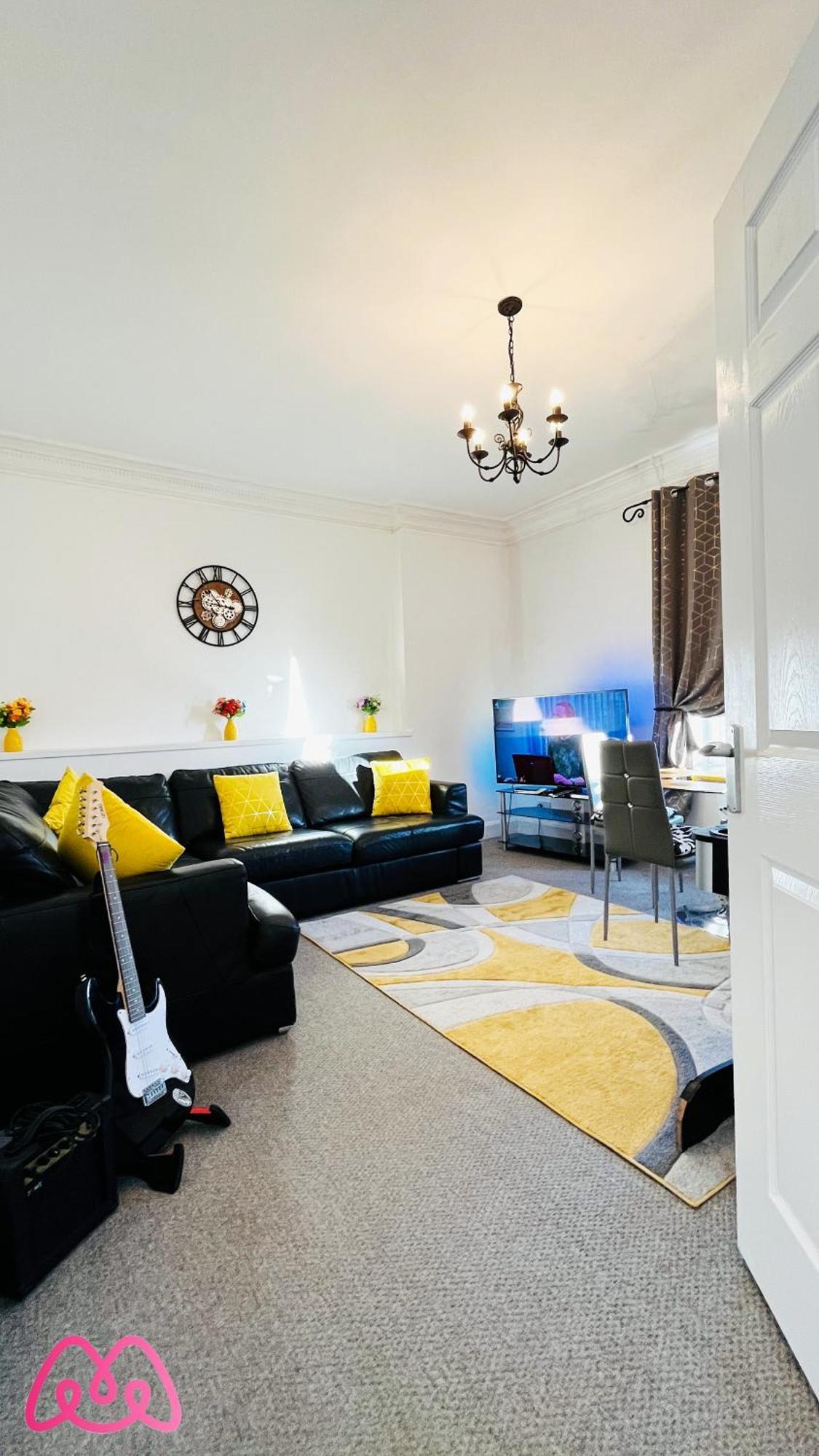 2 Bedrooms Entire Apartment Self Check In Kelty エクステリア 写真