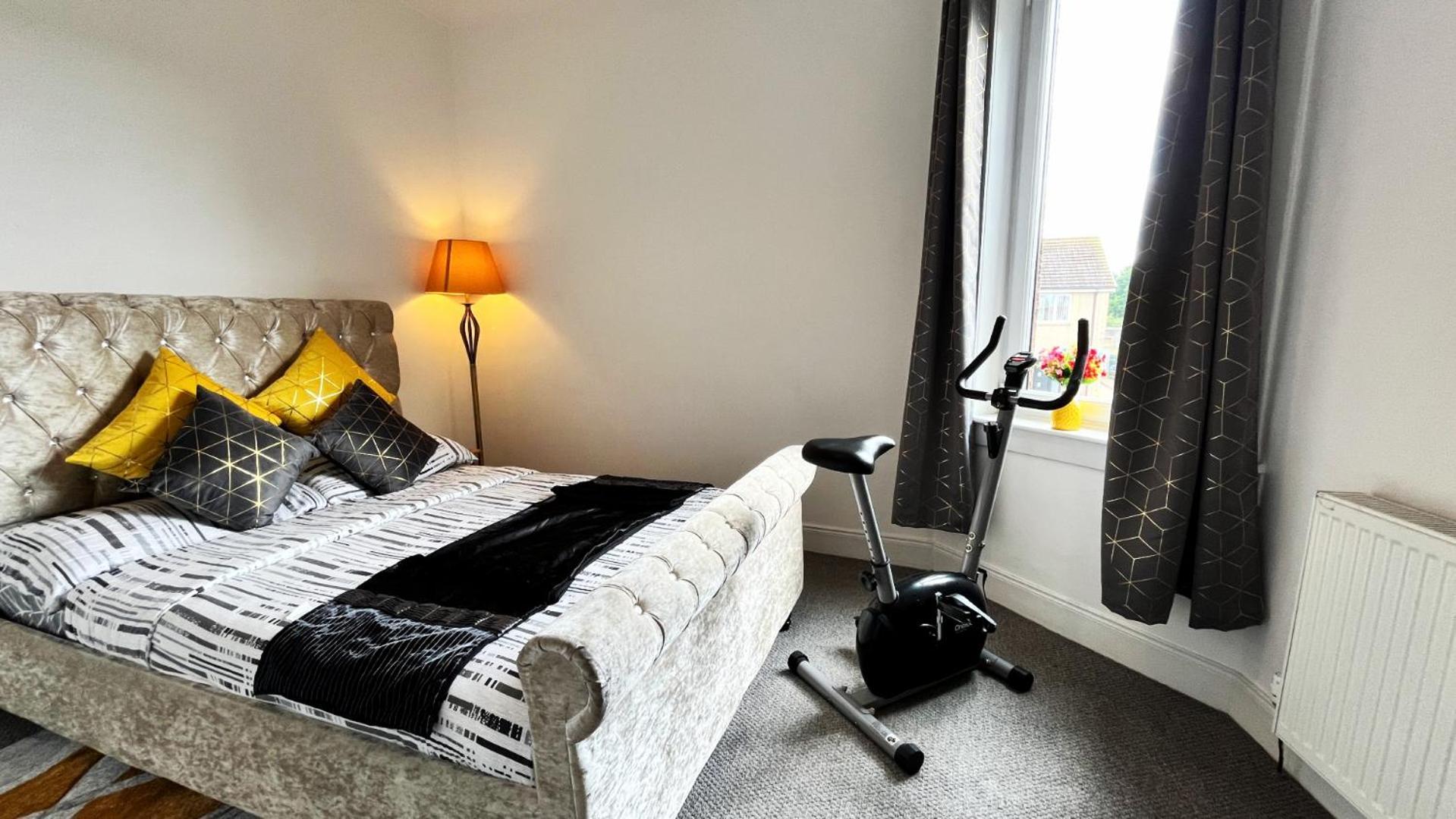 2 Bedrooms Entire Apartment Self Check In Kelty エクステリア 写真